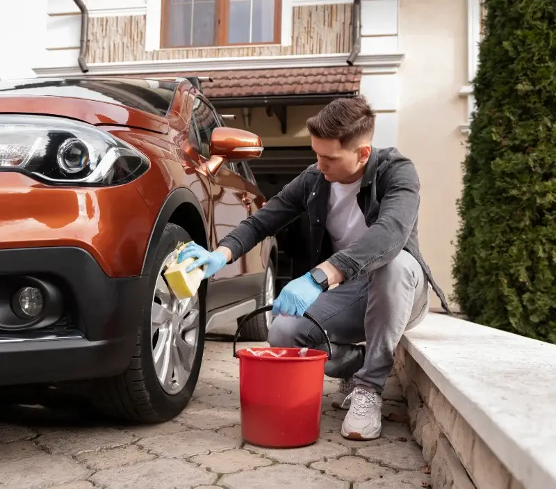Lavage auto à domicile Betz-le-Château : professionnel intervenant sur un véhicule